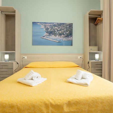 Hotel La Bussola Finale Ligure Exteriör bild