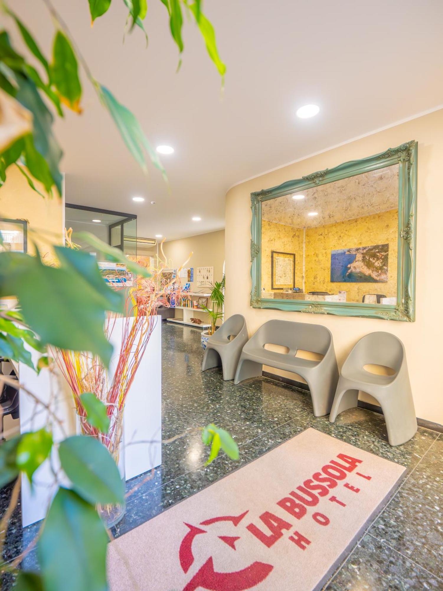 Hotel La Bussola Finale Ligure Exteriör bild