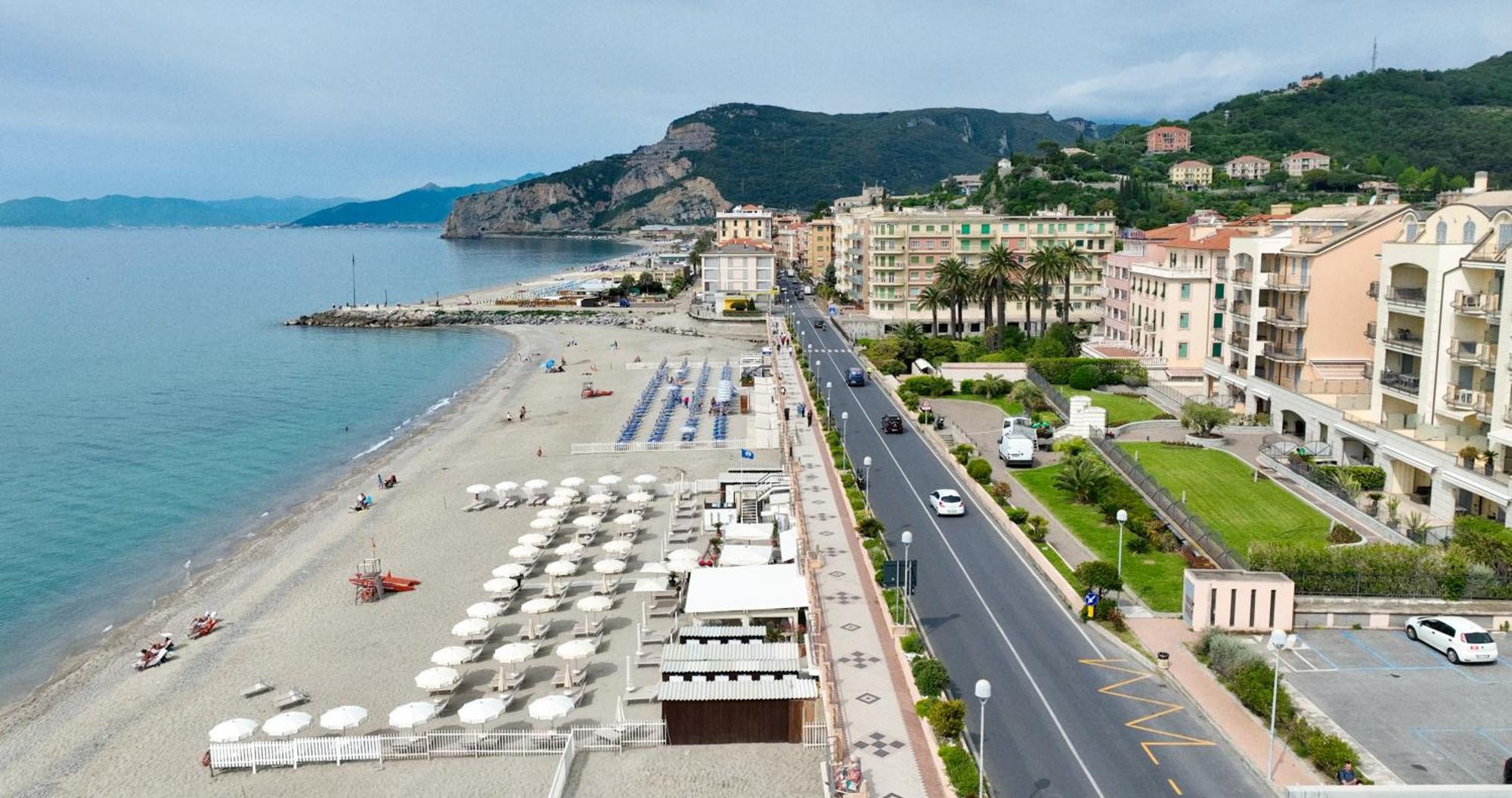 Hotel La Bussola Finale Ligure Exteriör bild